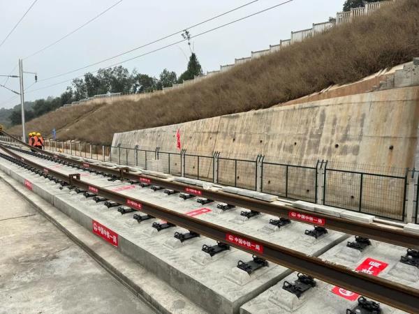 时速350公里！梅龙高铁全线开始铺轨