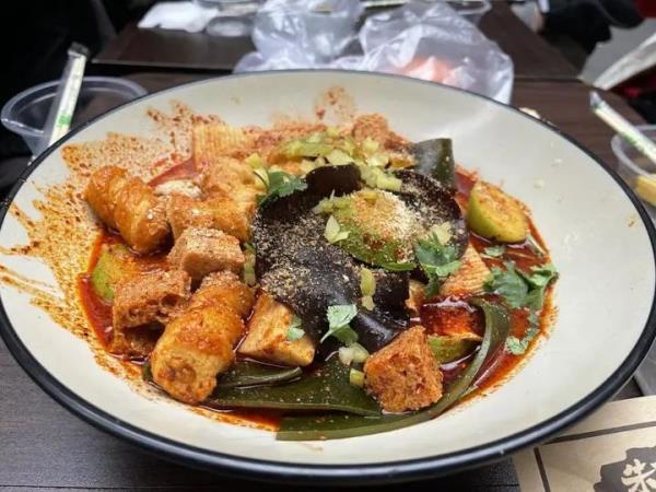 排队3小时！老板累进医院？这麻辣烫，到底啥味儿啊