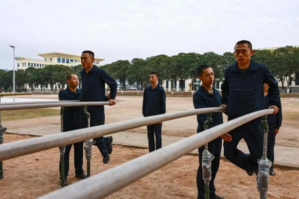 复制粘贴般优秀！双胞胎兄弟参军入伍