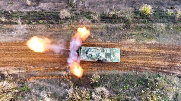 陆军第73集团军某旅组织跨昼夜实弹射击考核