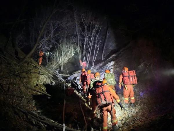 凌晨雅江山火现场，记者跟随消防员感受灭火之艰辛
