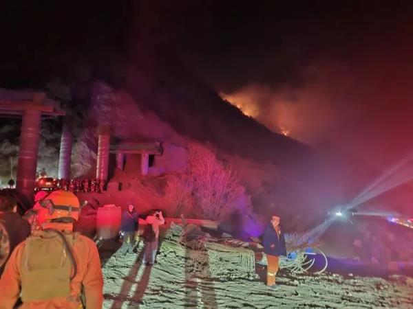 凌晨雅江山火现场，记者跟随消防员感受灭火之艰辛