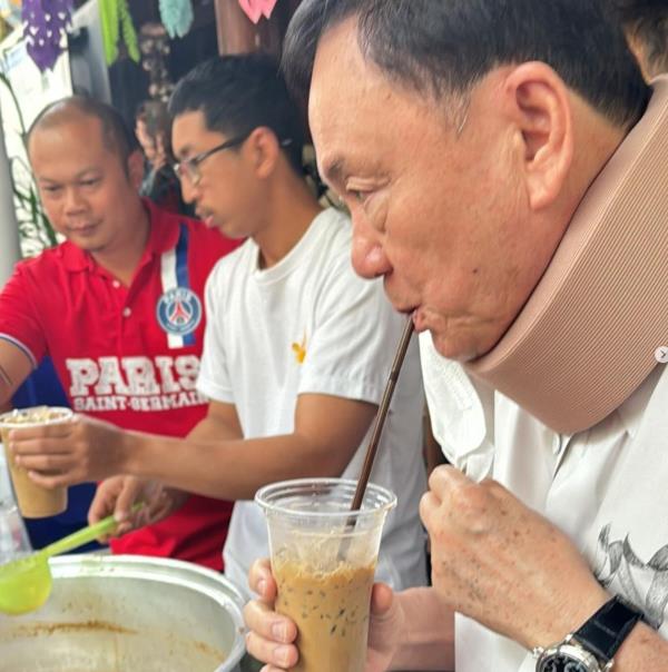 泰国前总理他信17年来首次访家乡清迈:戴颈托喝奶茶 女儿发近照 泰国前总理他信17年来首次访家乡清迈:戴颈托喝奶茶 女儿发近照