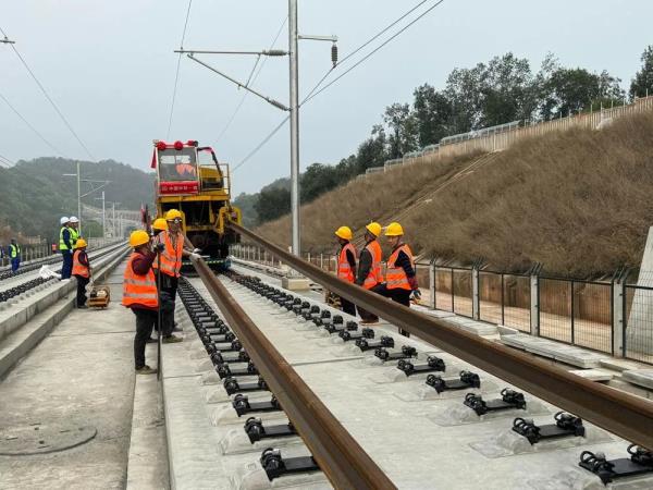 时速350公里！梅龙高铁全线开始铺轨