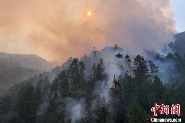四川雅江森林火灾：两个火场仍有断续火线或明火火线