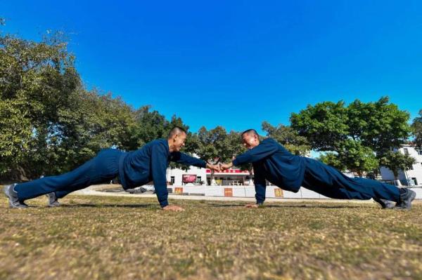 复制粘贴般优秀！双胞胎兄弟参军入伍