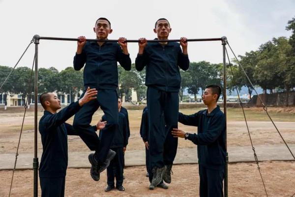 复制粘贴般优秀！双胞胎兄弟参军入伍