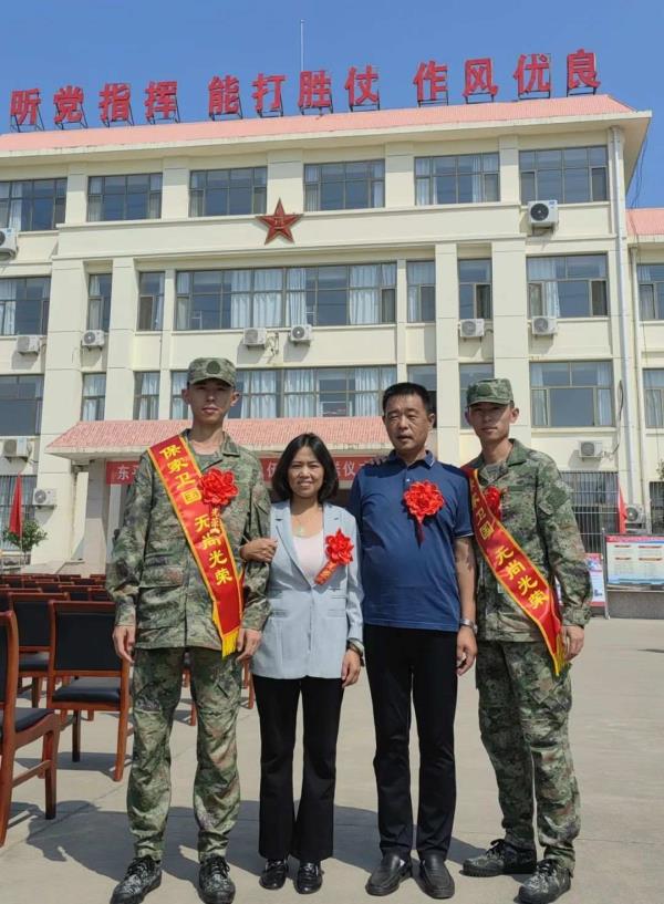 复制粘贴般优秀！双胞胎兄弟参军入伍