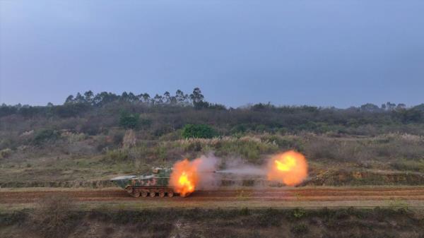 陆军第73集团军某旅组织跨昼夜实弹射击考核