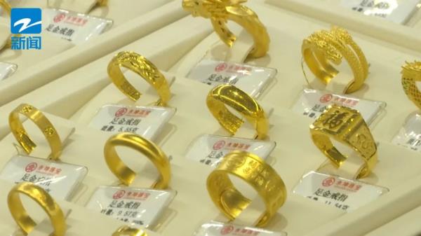 金价下跌，现在能放“购物车”了吗？为了省钱，年轻人开始扎堆去这里…