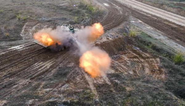 陆军第73集团军某旅组织跨昼夜实弹射击考核