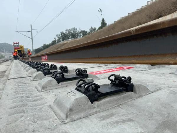 时速350公里！梅龙高铁全线开始铺轨