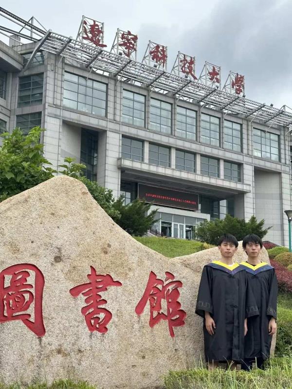 复制粘贴般优秀！双胞胎兄弟参军入伍