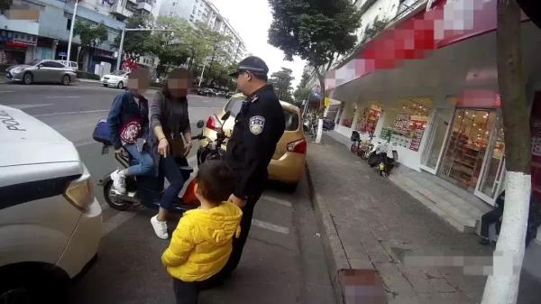 哈哈！迷路萌娃被带到派出所后，欢乐大口干饭
