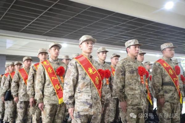 东部战区海军春季入伍新兵抵达军营