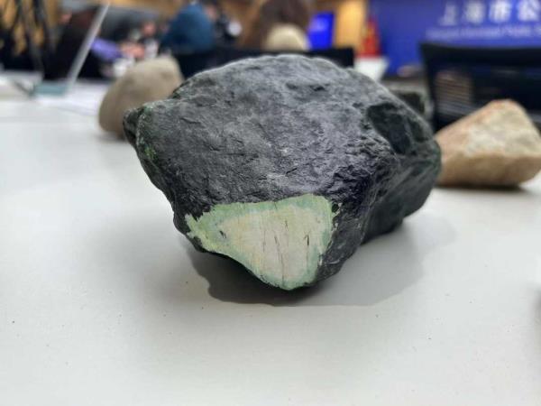 石头刷漆做“玉石直播”,35人落网! 石头刷漆做“玉石直播”,35人落网!