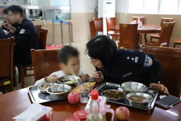 哈哈！迷路萌娃被带到派出所后，欢乐大口干饭