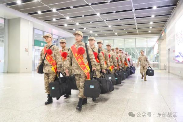 东部战区海军春季入伍新兵抵达军营