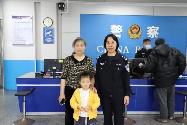哈哈！迷路萌娃被带到派出所后，欢乐大口干饭
