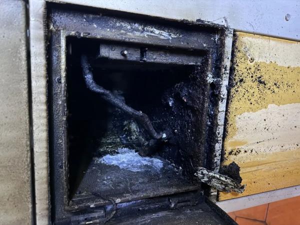 过犹不及! 街道电瓶充电柜冒烟起火,只因这个错误操作 过犹不及! 街道电瓶充电柜冒烟起火,只因这个错误操作