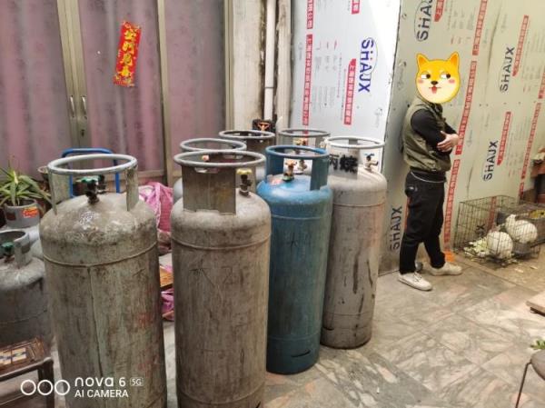 民房内竟藏着20余只液化气罐！派出所：拘！