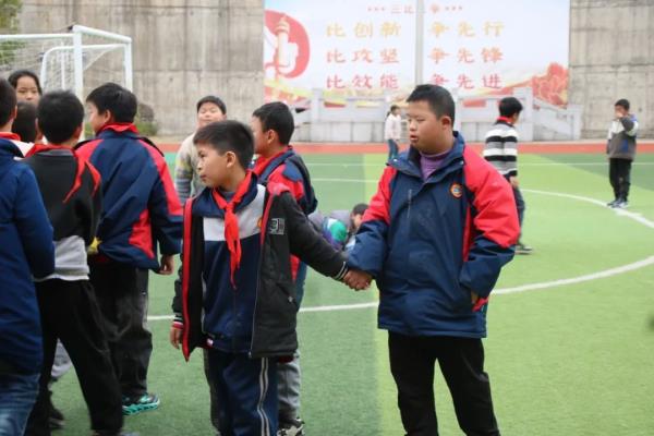 这小手一牵，就是五年……
