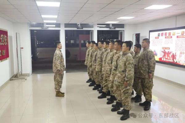 东部战区海军春季入伍新兵抵达军营