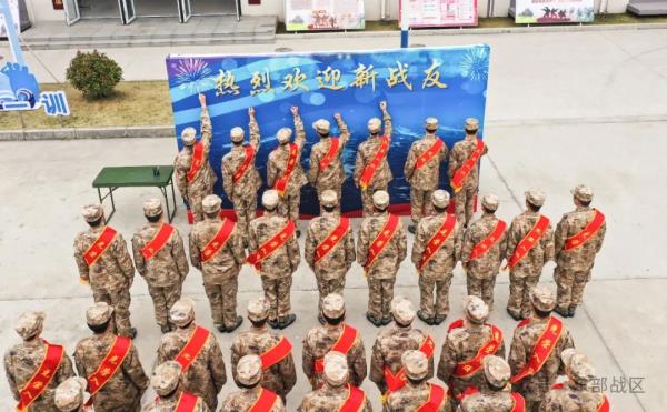 东部战区海军春季入伍新兵抵达军营