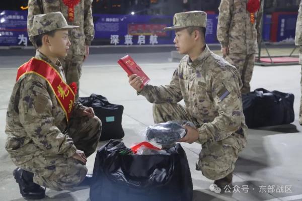 东部战区海军春季入伍新兵抵达军营