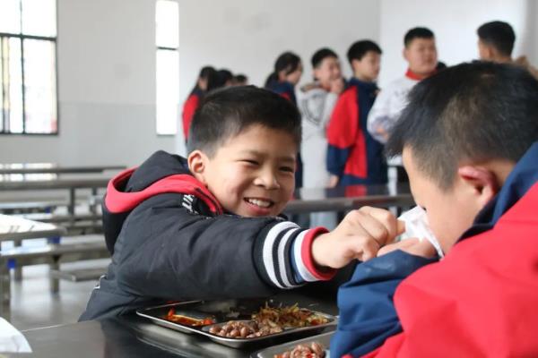 这小手一牵，就是五年……