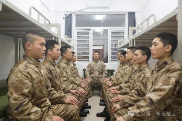 东部战区海军春季入伍新兵抵达军营