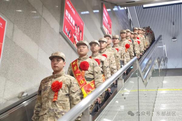 东部战区海军春季入伍新兵抵达军营