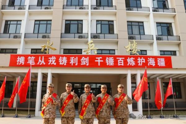 东部战区海军春季入伍新兵抵达军营