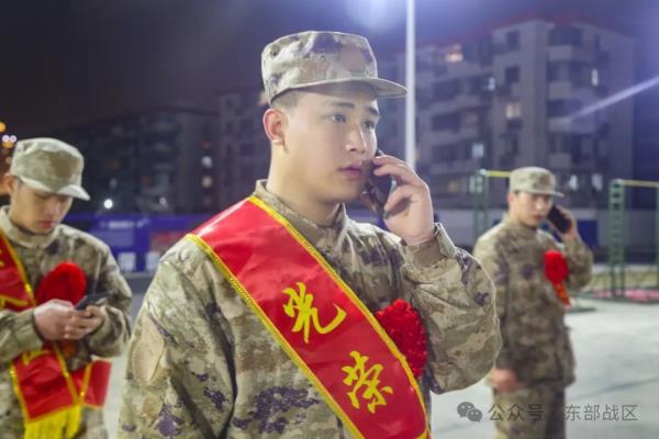 东部战区海军春季入伍新兵抵达军营