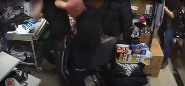 美国一便利店发生人质劫持事件 警方5秒向嫌犯连开36枪