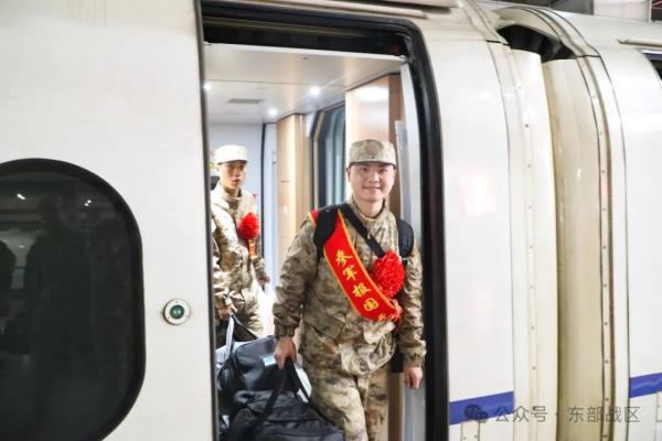 东部战区海军春季入伍新兵抵达军营