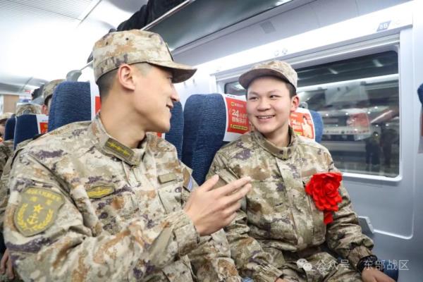 东部战区海军春季入伍新兵抵达军营