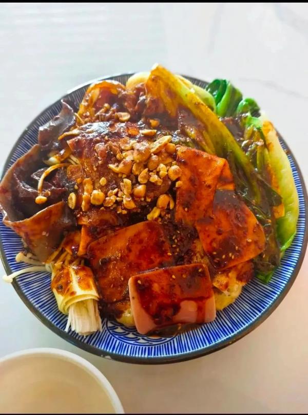 天水麻辣烫火爆出圈,甘肃其他地方的麻辣烫坐不住了 天水麻辣烫火爆出圈,甘肃其他地方的麻辣烫坐不住了