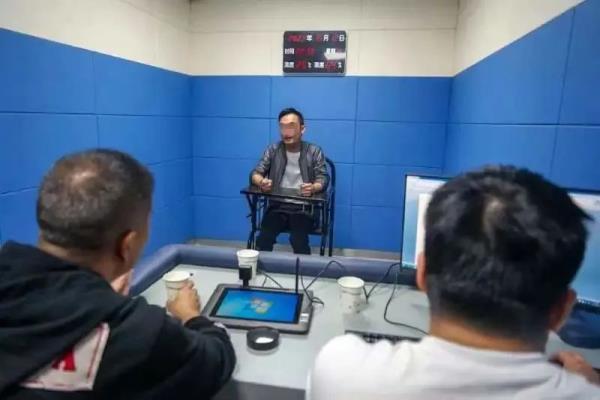 “黄牛”带粉丝无票冲卡还冒充保安，多人被抓！