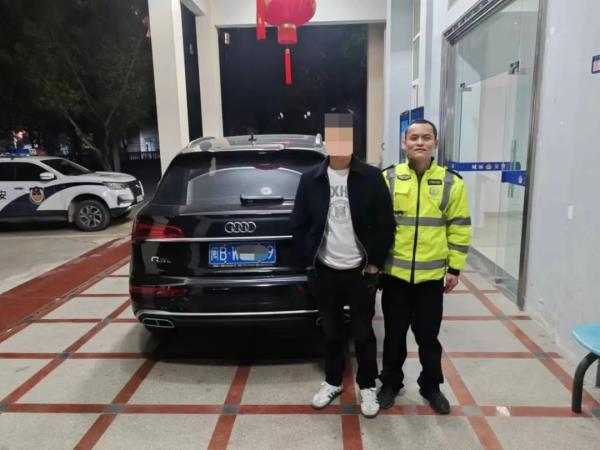 路上,他开着开着被抓了... 路上,他开着开着被抓了...