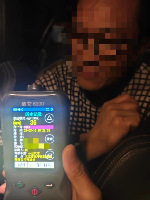 酒驾男甩锅蛋黄派,没想到测酒仪一直响...... 酒驾男甩锅蛋黄派,没想到测酒仪一直响......