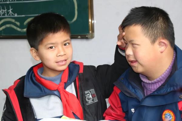 这小手一牵，就是五年……