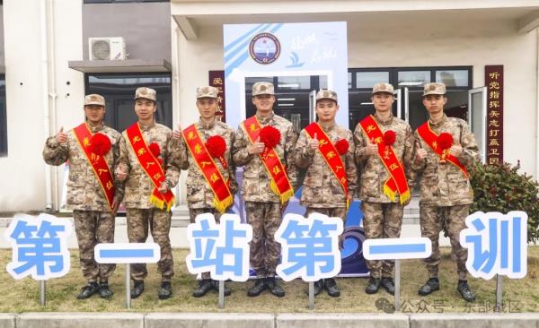 东部战区海军春季入伍新兵抵达军营