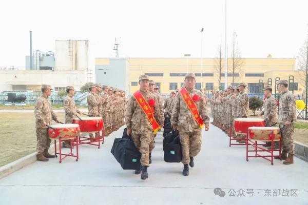 东部战区海军春季入伍新兵抵达军营