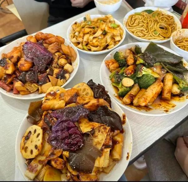 天水麻辣烫火爆出圈,甘肃其他地方的麻辣烫坐不住了 天水麻辣烫火爆出圈,甘肃其他地方的麻辣烫坐不住了