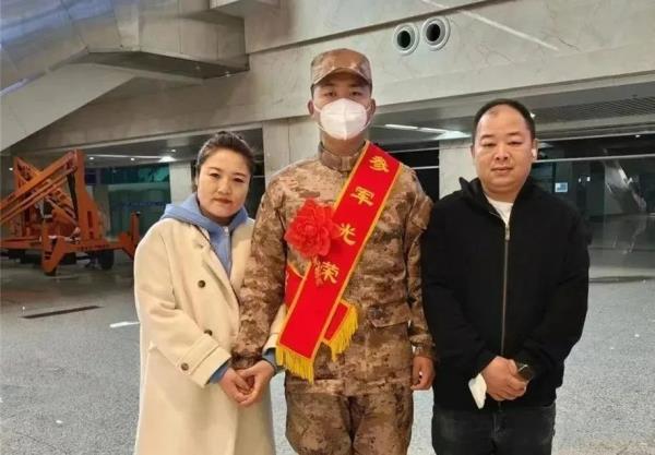 跆拳道冠军去当兵，压力给到新兵班长……