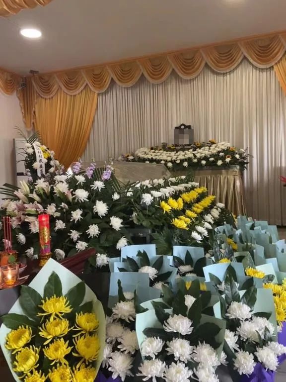 宝马凌晨坠湖，四川19岁小伙救下一车5人后不幸溺亡，多方发声