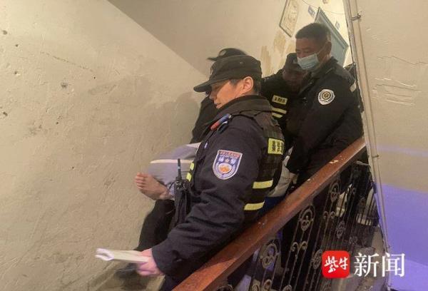 独居老人浴室不慎摔倒，热心邻居及时发现报警……