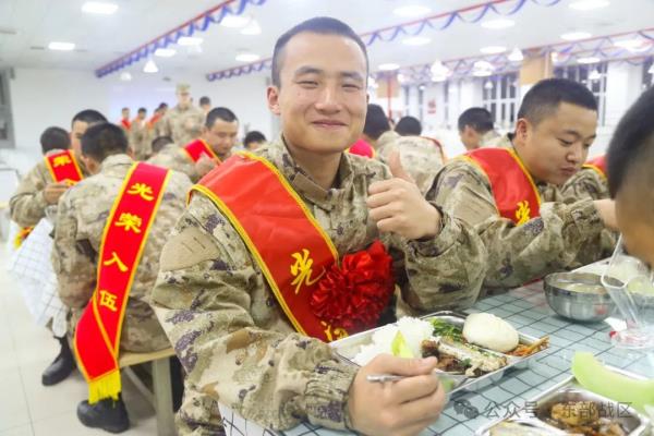 东部战区海军春季入伍新兵抵达军营