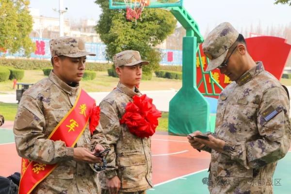 东部战区海军春季入伍新兵抵达军营
